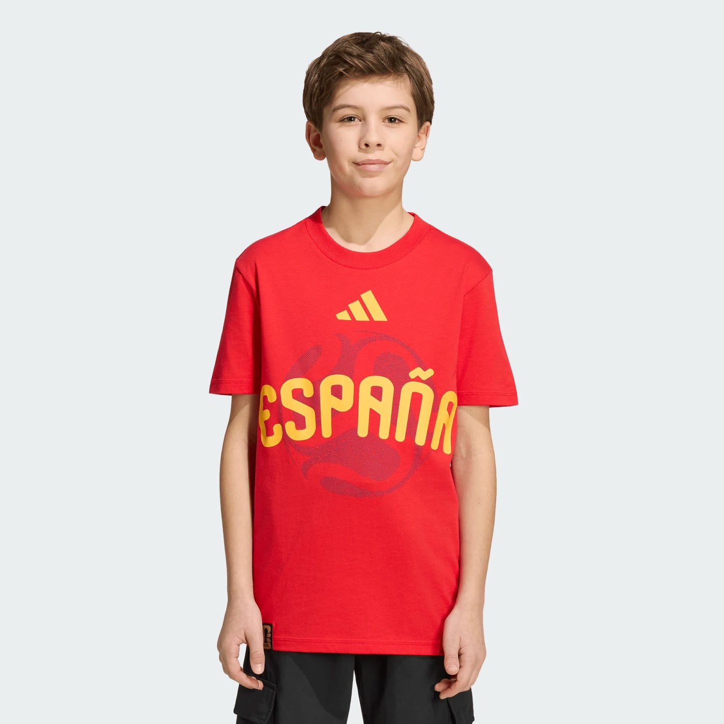 T-Shirt FIFA World Cup 26 Spain - Adidas rouge avec logo jaune porté par garçon, vue de face, coton.