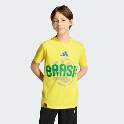 T-Shirt FIFA World Cup 26 Brazil - Adidas jaune avec logo vert et bleu, coton, garçon, porté de face, fond clair.