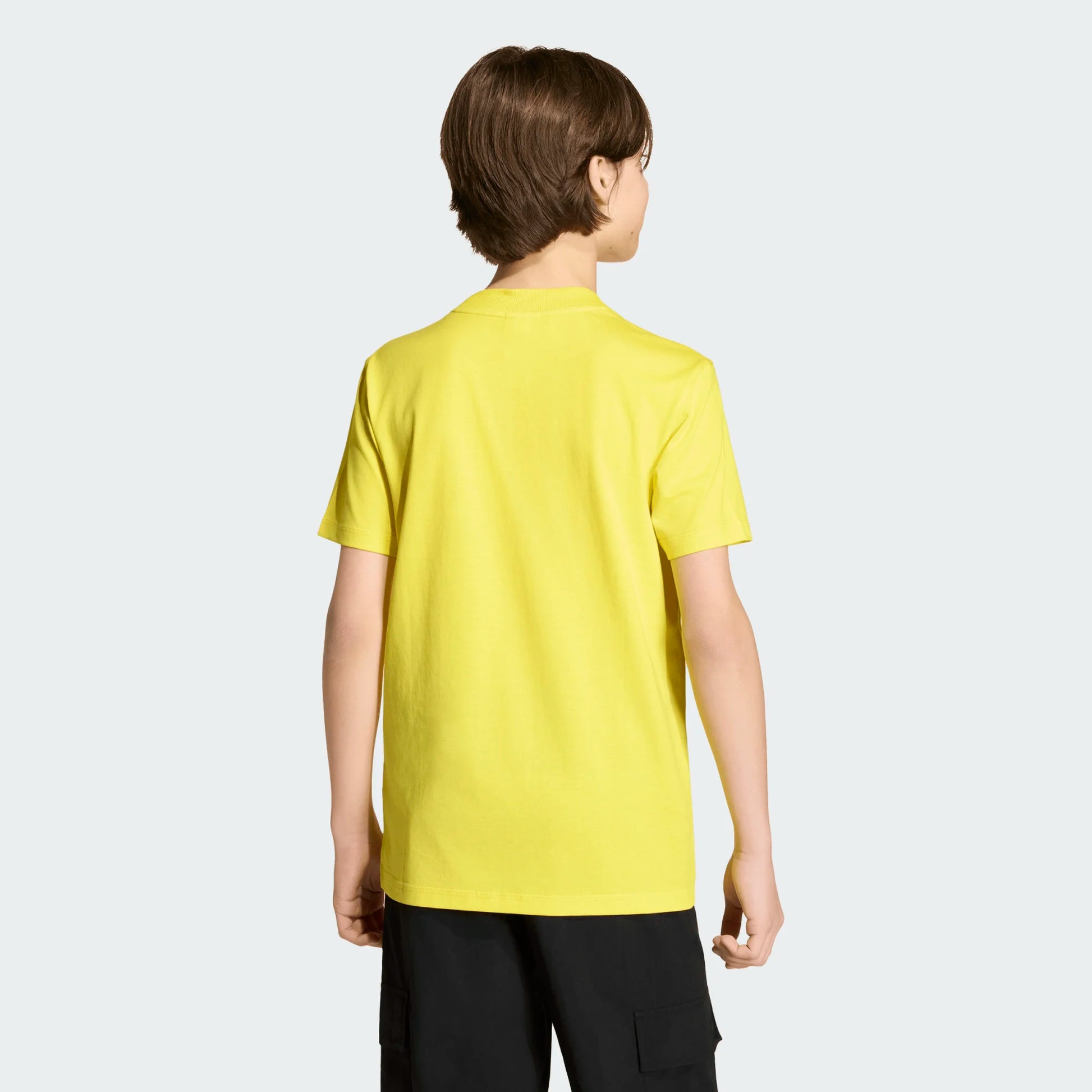 T-Shirt FIFA World Cup 26 Brazil - Adidas jaune uni en coton, porté par garçon, vue de dos.