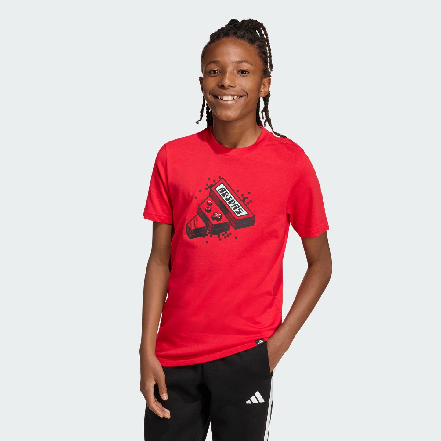 Jeune portant un T-Shirt GAMING GRAPHIC - Adidas rouge, position galerie 2, format carré 2000x2000 pixels.