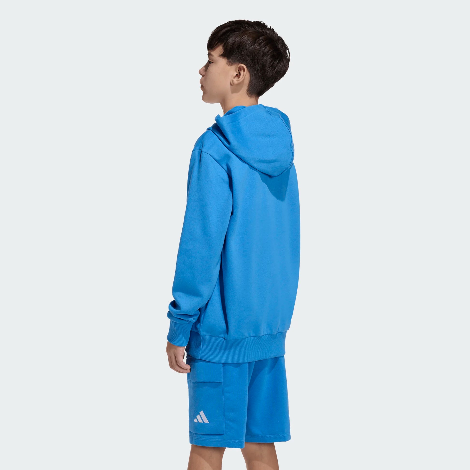 Hoodie Essentials - Adidas en bleu sur un jeune modèle, vue de profil en position galerie 2, format carré 2000x2000