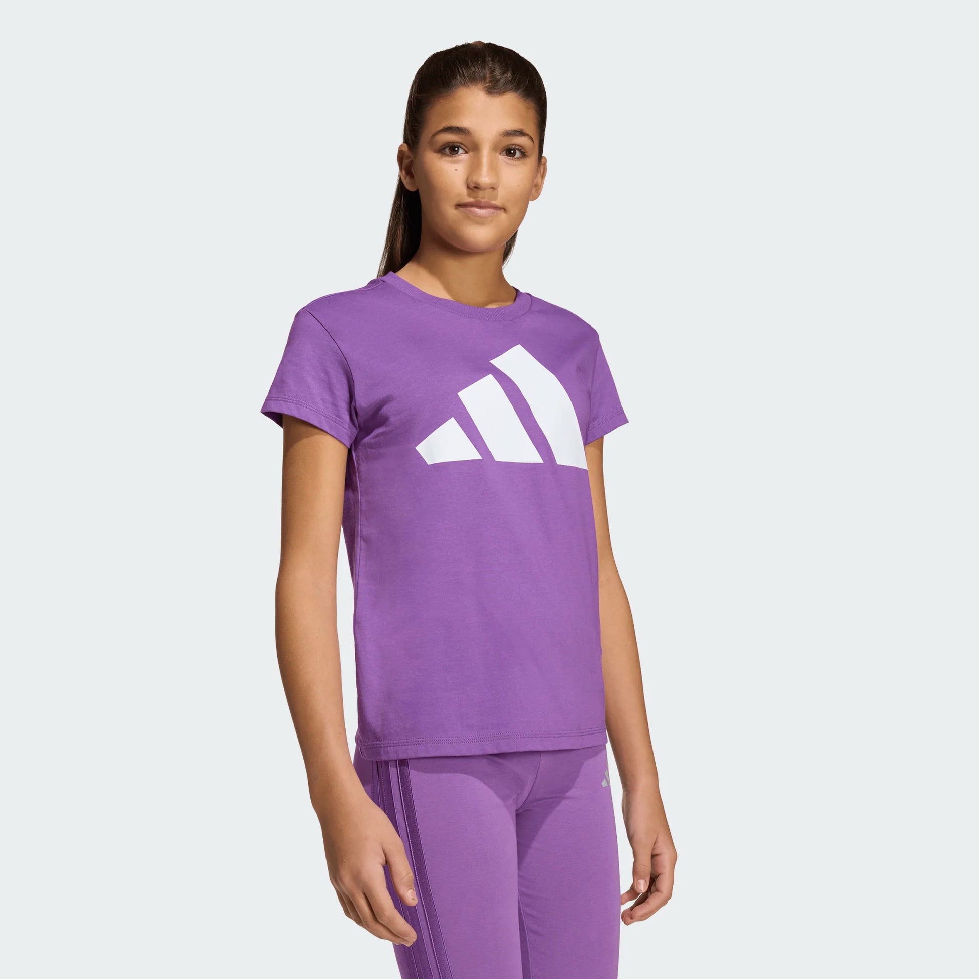 Jeune fille portant un T-Shirt Essentials - Adidas violet en coton, vue de la galerie position 2, format carré 2000x2000