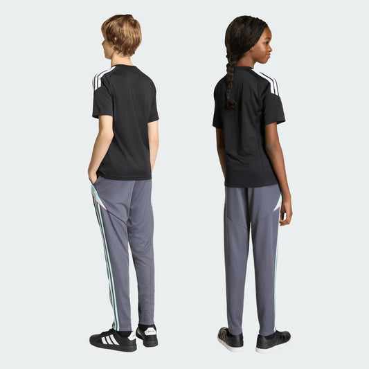 Pantalon Messi - Adidas gris avec bandes blanches et bleu clair en polyester, porté par enfants vue de dos sur fond clair