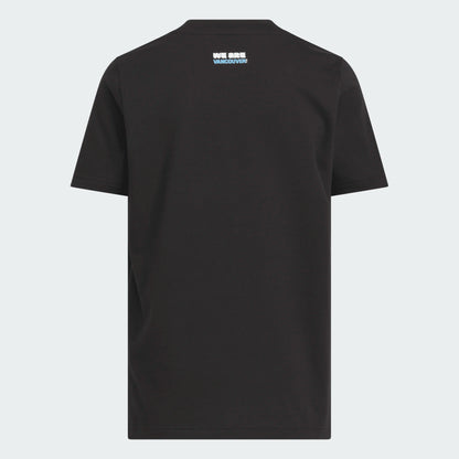 T-Shirt FIFA World Cup 26 - Adidas noir en coton, avec imprimé texte bleu ciel et blanc au dos, vue de dos.