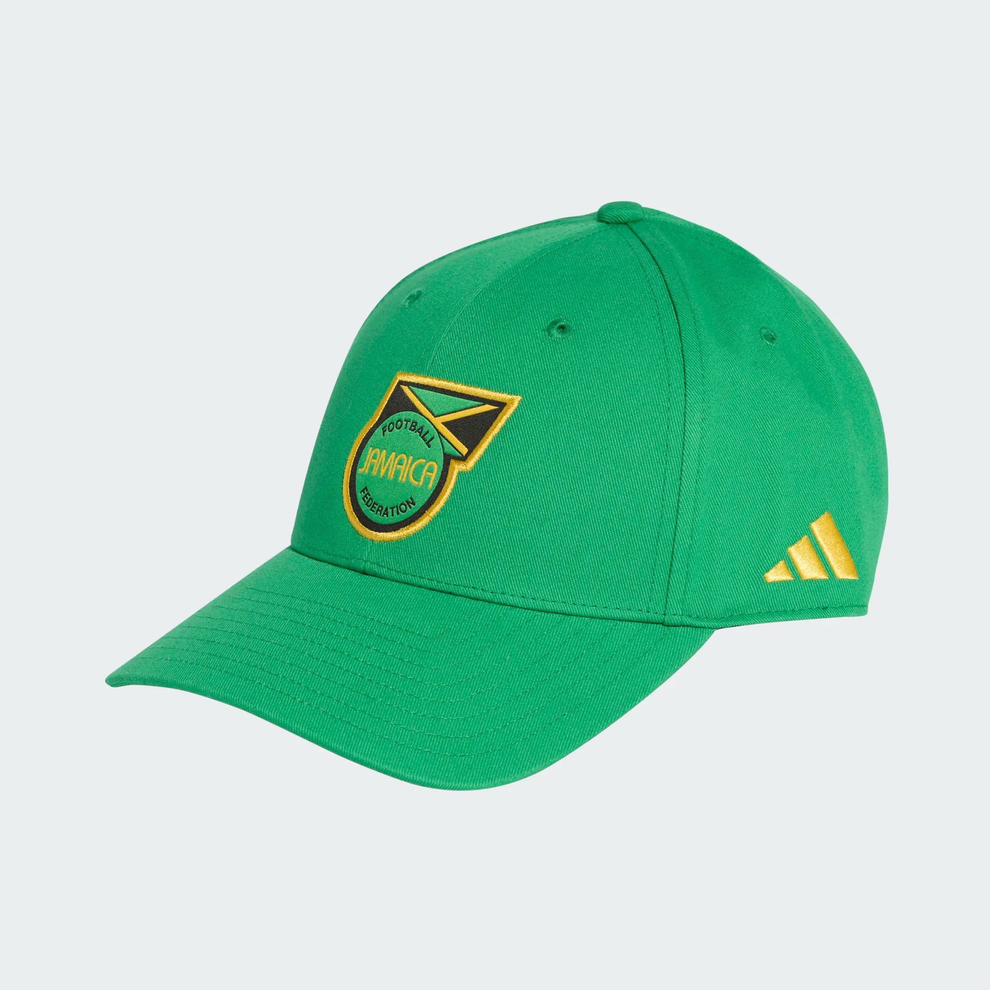 Casquette JFF Jamaica - Adidas verte en tissu avec logo brodé jaune et vert, vue de côté face droite, modèle adulte.
