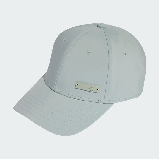Casquette - Adidas unisexe gris clair en tissu, vue de trois quarts avec logo métallique frontal.