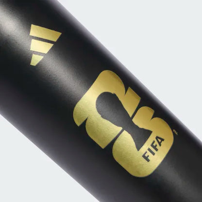 Bouteille Isotherme Fifa - Adidas noire avec logo FIFA doré, détail du matériau métallisé, vue rapprochée en biais