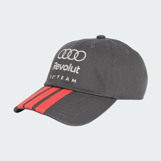 Casquette AUDI REVOLUT F1 TEAM - Adidas gris anthracite avec bandes rouges sur la visière, broderies blanches, vue de trois quarts.