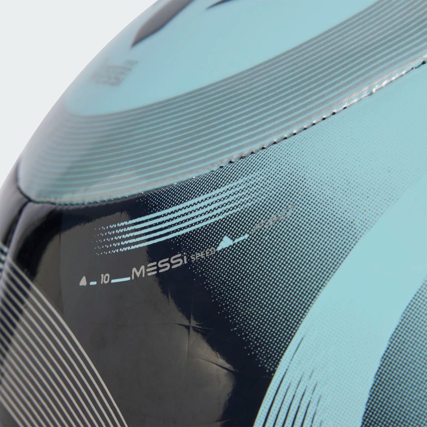 Ballon de soccer Club Messi - Adidas bleu et noir, détail texture et motifs graphiques, surface synthétique brillante.