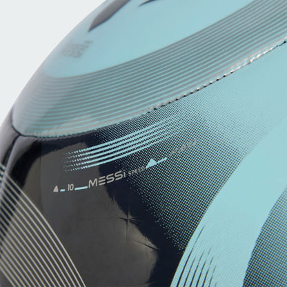 Ballon de soccer Club Messi - Adidas bleu et noir, détail texture et motifs graphiques, surface synthétique brillante.
