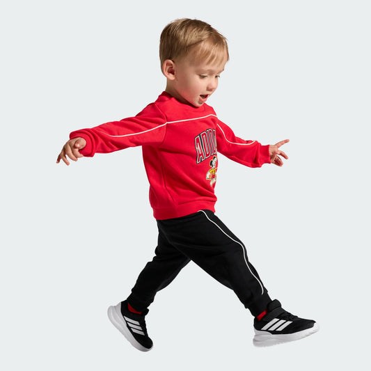 Espadrilles Runfalcon 6 EL - Adidas noires à semelle blanche, style sportif, portées par un garçon en mouvement, vue de profil