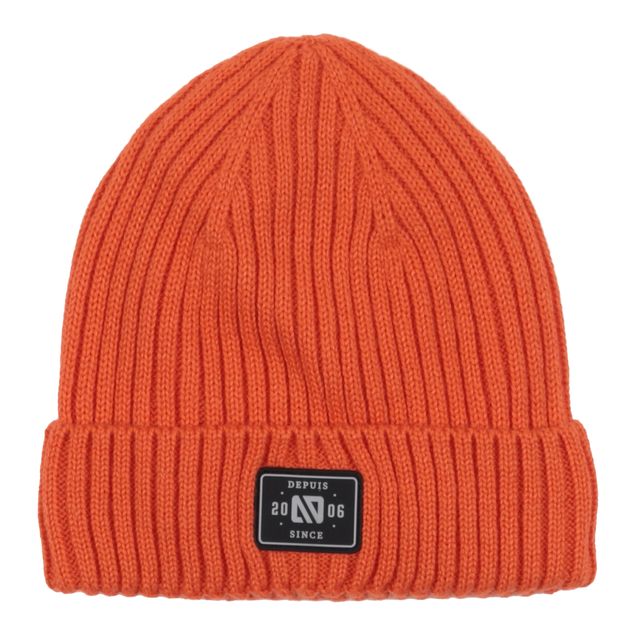 Tuque d'hiver - Nanö orange en tricot côtelé pour enfant, vue de face avec étiquette noire sur le revers.