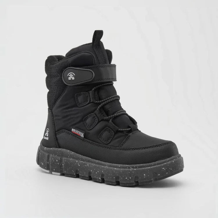 Bottes d'hiver Seeker - Kamik noires pour enfant, style mi-hauteur avec fermeture velcro et semelle antidérapante, vue de profil.