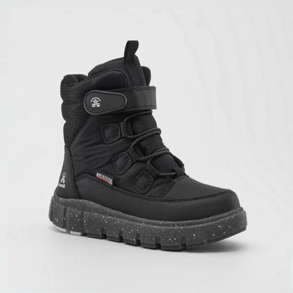 Bottes d'hiver Seeker - Kamik noires pour enfant, style mi-hauteur avec fermeture velcro et semelle antidérapante, vue de profil.