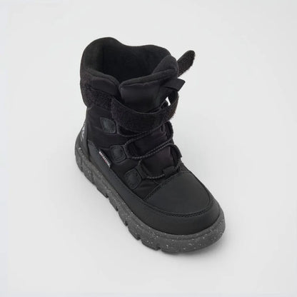 Bottes d'hiver Seeker - Kamik noires avec fermeture velcro, semelle antidérapante grise, style montante, vue en angle légèrement de dessus pour enfant.
