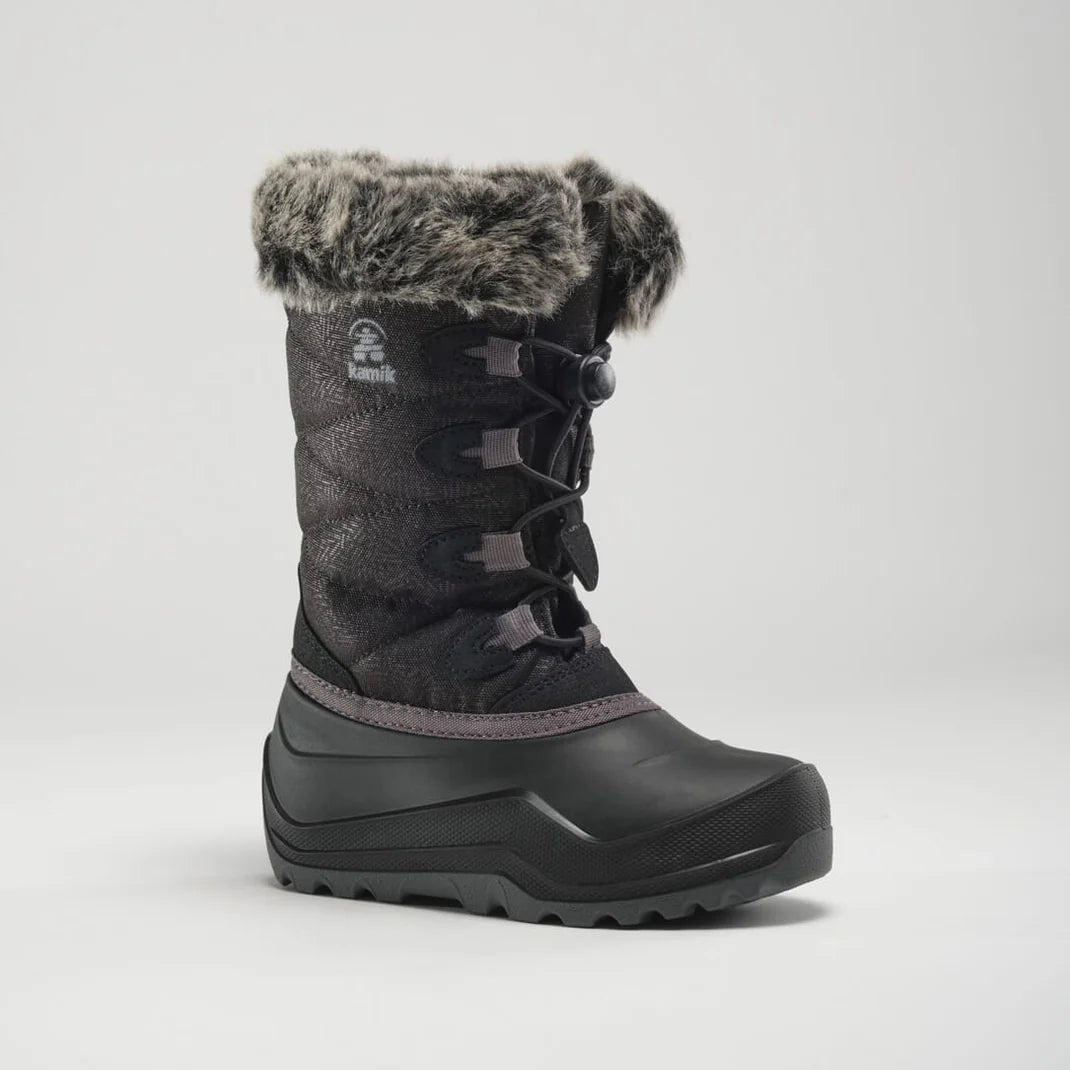 Bottes d'hiver - Kamik noires avec tige textile, doublure en fausse fourrure grise, fermeture par lacets élastiques, vues de profil, pour enfant.