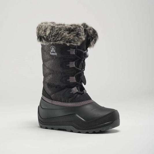 Bottes d'hiver - Kamik noires avec tige textile, doublure en fausse fourrure grise, fermeture par lacets élastiques, vues de profil, pour enfant.