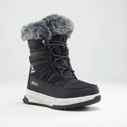 Bottes d'hiver Stormy F - Kamik noires avec fourrure grise sur le col, semelle blanche tachetée, vue de trois-quarts sur fond clair.