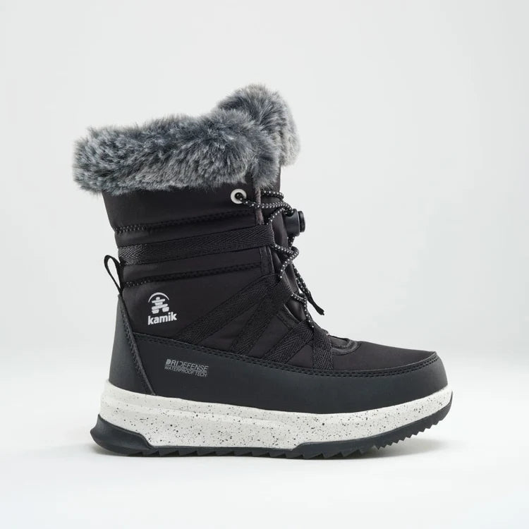 Bottes d'hiver Stormy F - Kamik noires avec col en fausse fourrure grise, semelle blanche à motifs noirs, vue de profil droit.