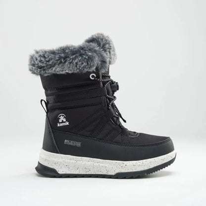 Bottes d'hiver Stormy F - Kamik noires avec col en fausse fourrure grise, semelle blanche à motifs noirs, vue de profil droit.