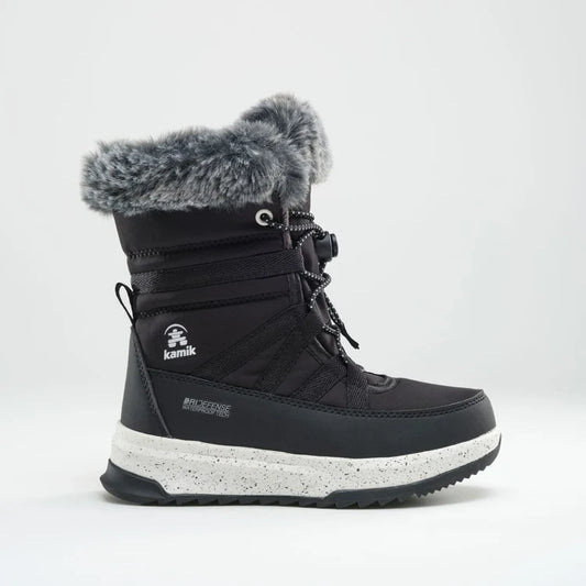 Bottes d'hiver Stormy F - Kamik noires avec col en fausse fourrure grise, semelle blanche à motifs noirs, vue de profil droit.