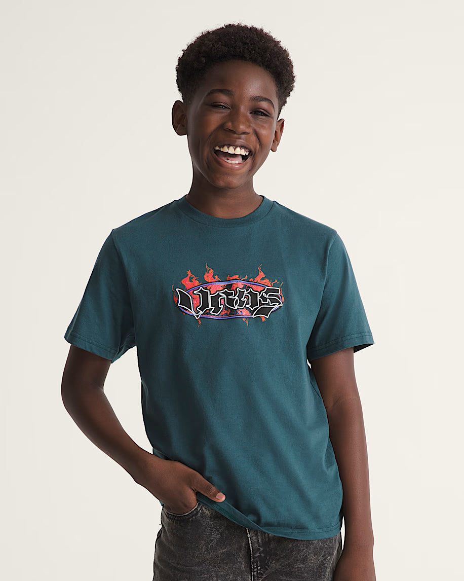 T-Shirt - Vans bleu pétrole en coton avec logo feu rouge noir blanc, pour garçon, porté de face, sourire visible