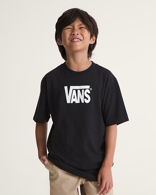 T-Shirt Stretch Logo - Vans noir en coton pour garçon, logo blanc devant, porté sur mannequin vue de face sourire