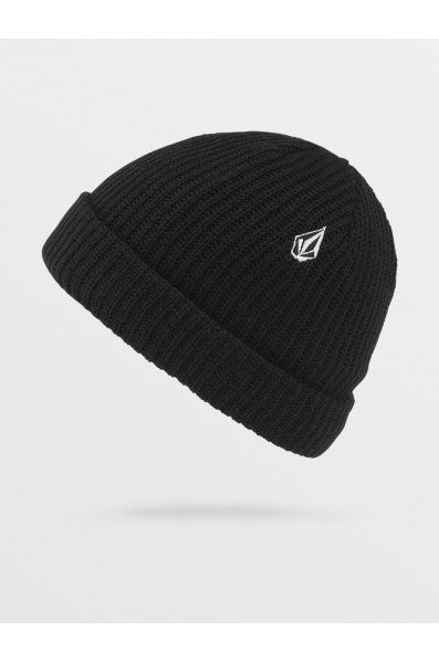 Bonnet noir en maille côtelée avec revers et petit logo blanc, vue de profil sur fond clair