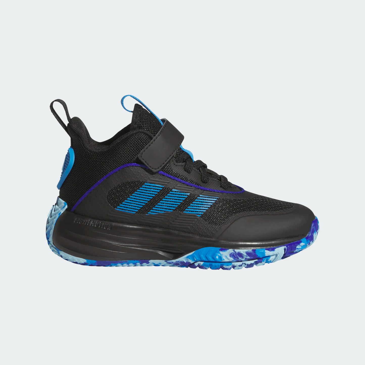 Espadrilles Ownthegame 3.0K - Adidas en mesh noir avec détails bleus et semelle multicolore bleue, style sportif pour enfant, vue de profil.