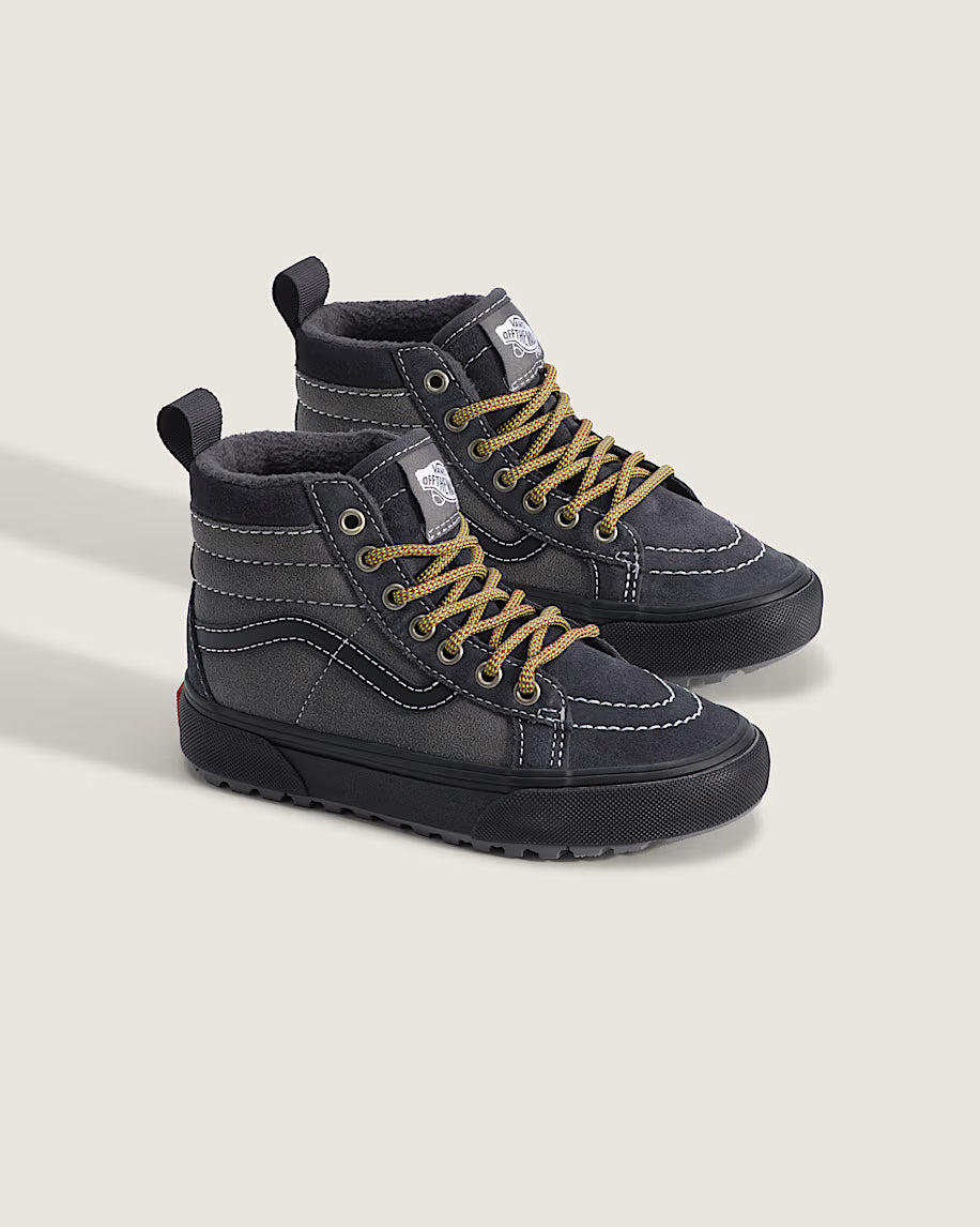 Bottilons Mi-Saison Sk8-Hi Isolé - Vans noirs montants avec lacets jaunes et semelle épaisse vus de trois quarts