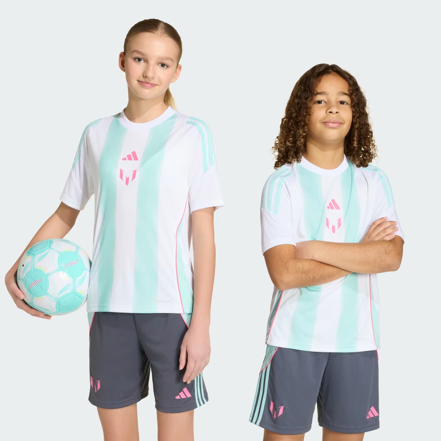 Jersey Messi - Adidas blanc et bleu clair, en tissu respirant, porté par deux enfants, vue de face, avec short gris et ballon.