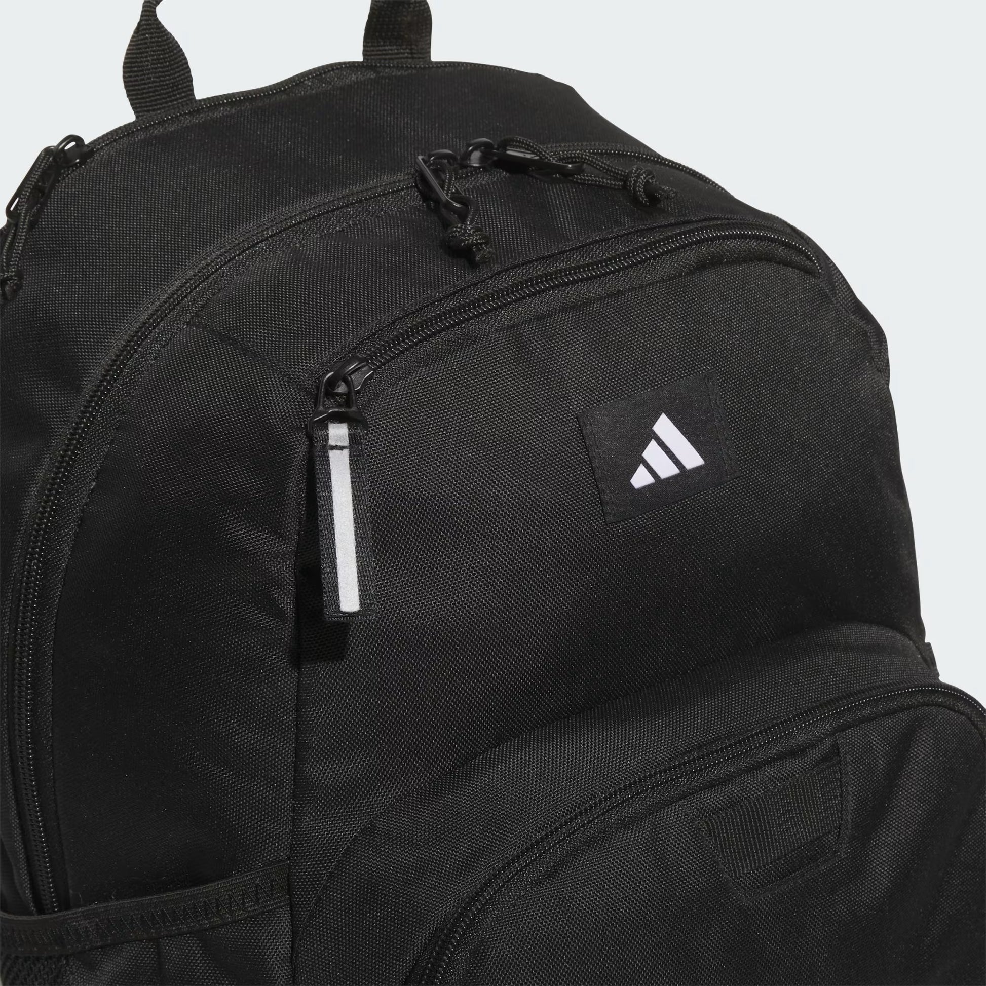 Sac à dos - Adidas noir en tissu résistant avec fermeture zippée, vue en gros plan sur les détails avant, style unisexe adulte.