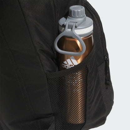 Détail d'une poche en filet latérale avec gourde métallique bronze sur un Sac à dos - Adidas noir, vue rapprochée.