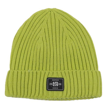 Tuque d'hiver - Nanö en tricot côtelé vert clair avec revers et étiquette noire, vue de face.