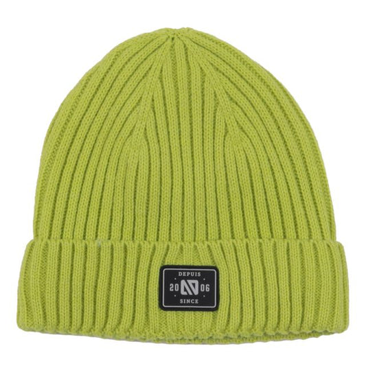 Tuque d'hiver - Nanö en tricot côtelé vert clair avec revers et étiquette noire, vue de face.