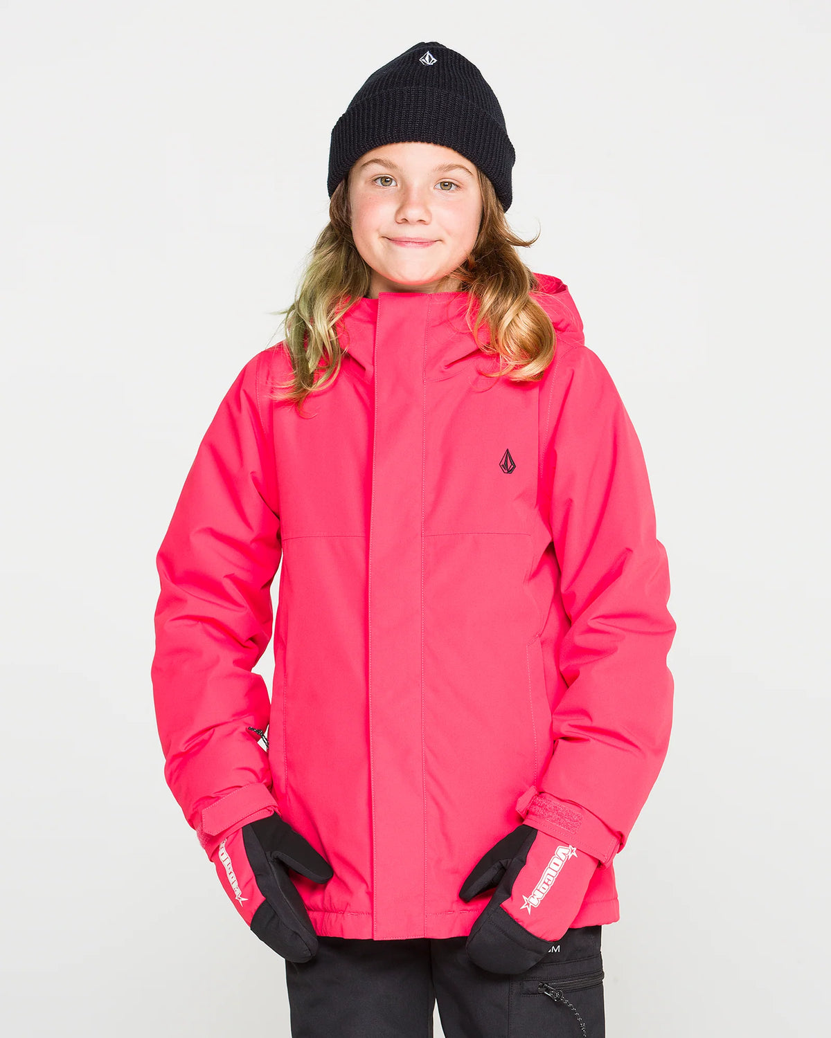 Manteau d'hiver Sass'n'frass - Volcom rose pour fille, porté de face avec bonnet et gants noirs