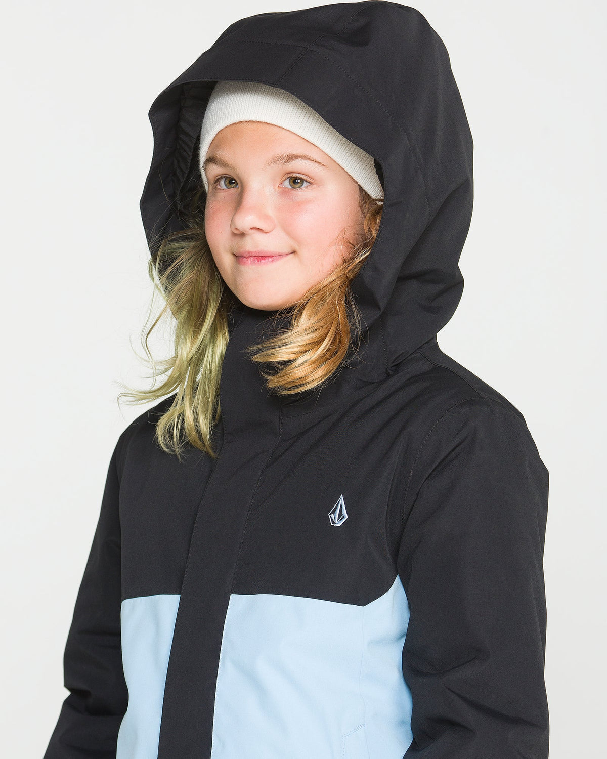 Manteau d'hiver Sass'n'frass - Volcom noir et bleu clair à capuche pour fille porté de face