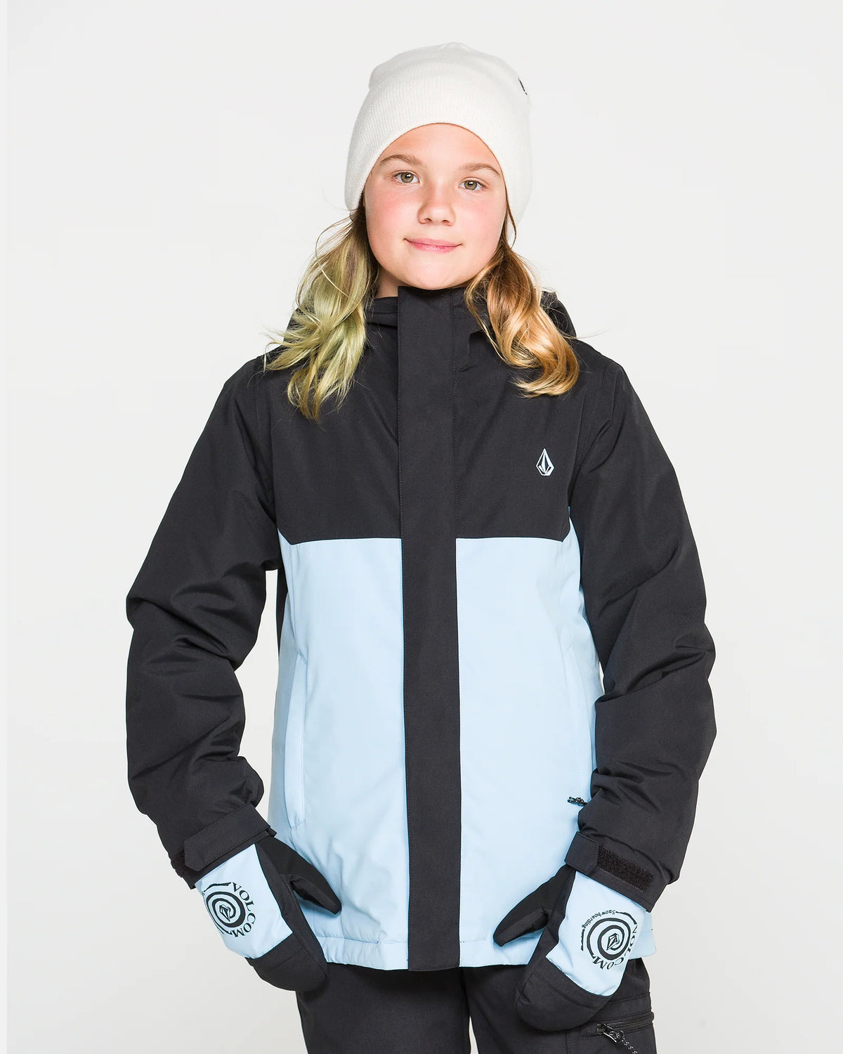 Manteau d'hiver Sass'n'frass - Volcom noir et bleu clair, style hivernal, porté par une fille vue de face