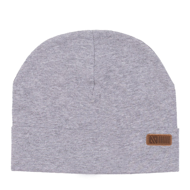 Bonnet en maille gris chiné avec étiquette rectangulaire marron, vue de face