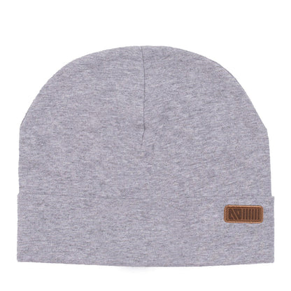 Bonnet en maille gris chiné avec étiquette rectangulaire marron, vue de face