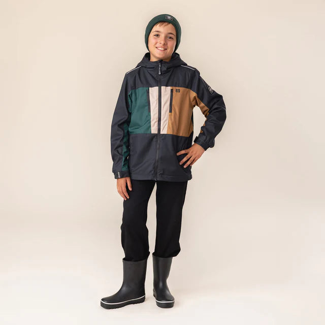 Manteau Mi-Saison - Nanö coloré bleu marine, vert, beige et marron, coupe enfant garçon, porté debout de face, capuche ajustée.