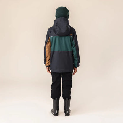 Manteau Mi-Saison - Nanö enfant garçon, bicolore bleu marine, vert et camel, avec capuche, vue de dos portée sur mannequin.
