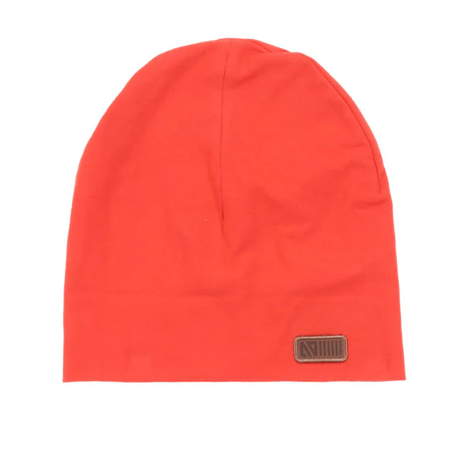 Tuque Mi-Saison - Nanö orange unie en tissu doux avec patch marron, vue de face, pour enfant.