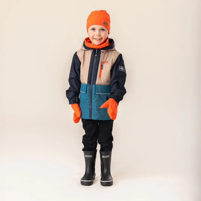 Tuque Mi-Saison - Nanö orange vif en tissu léger, pour enfant, porté sur mannequin, vue de face.
