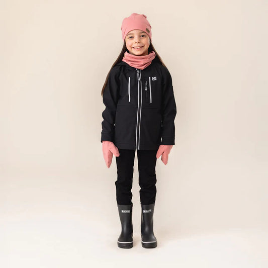 Tuque Mi-Saison - Nanö rose en tissu doux portée par enfant, vue de face avec foulard et gants assortis.