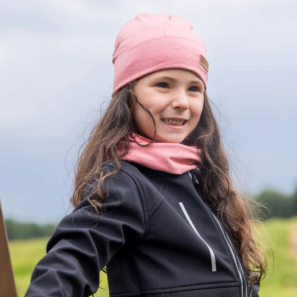 Fille portant une Tuque Mi-Saison - Nanö rose clair et foncé, en tissu doux, vue de face en extérieur.