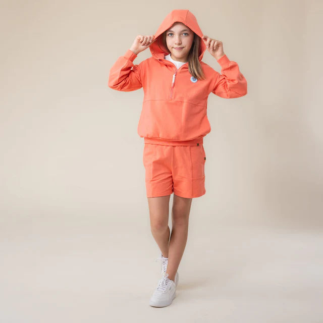 Enfant fille portant un Short - Nanö corail en coton, style décontracté à capuche, vue de face en pied.