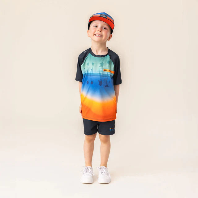 Casquette - Nanö orange et bleu portée par garçon, vue de face, style casquette de baseball enfant.