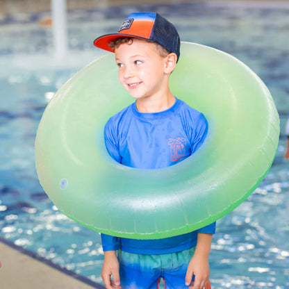 Casquette - Nanö orange et bleu marine en mesh, portée par garçon, vue de face, contexte piscine et jeu aquatique.