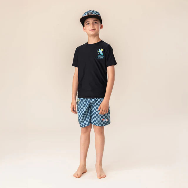 Casquette - Nanö bleue à motifs carrés blancs, style garçon, portée sur mannequin avec t-shirt noir, vue de face.